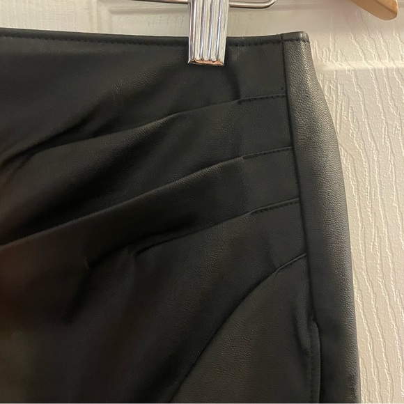 NWT Abercrombie & Fitch Black Vegan Leather Ruched Mini Skirt Size S - Picture 4 of 6